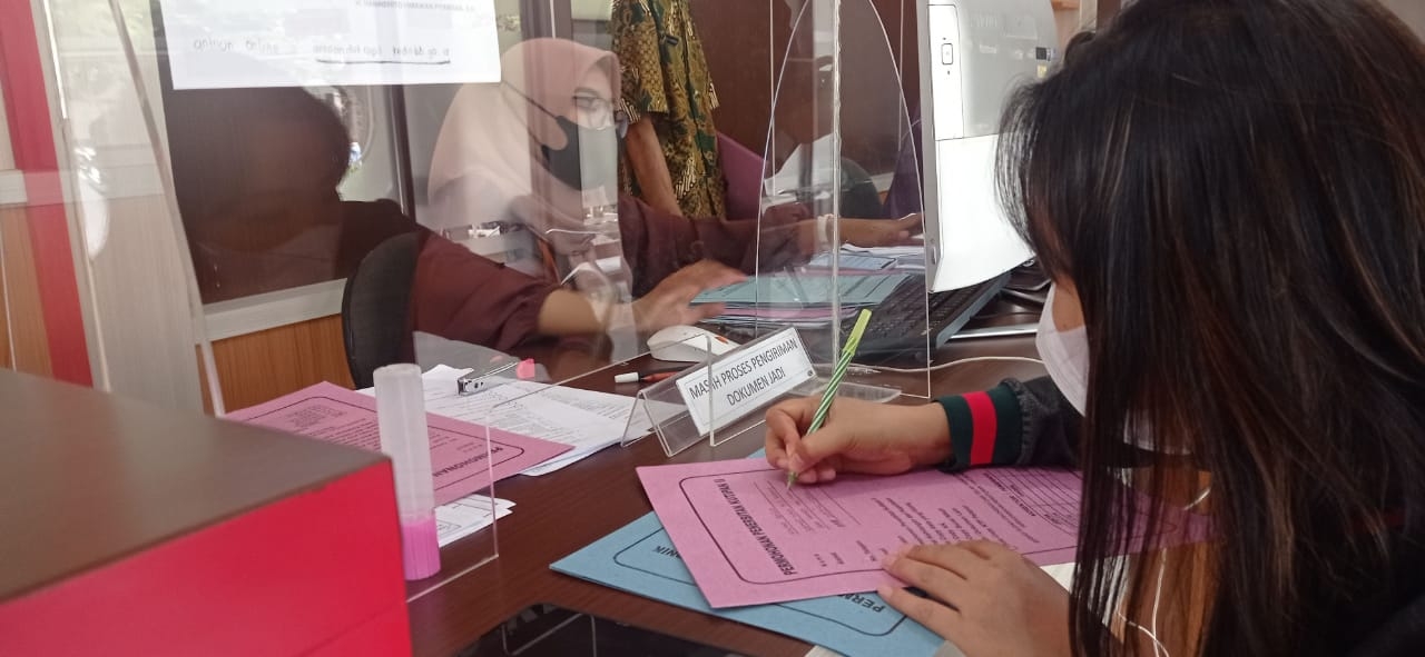 Petugas Dispendukcapil Kabupaten Kediri saat menerima pelayanan dari pemohon