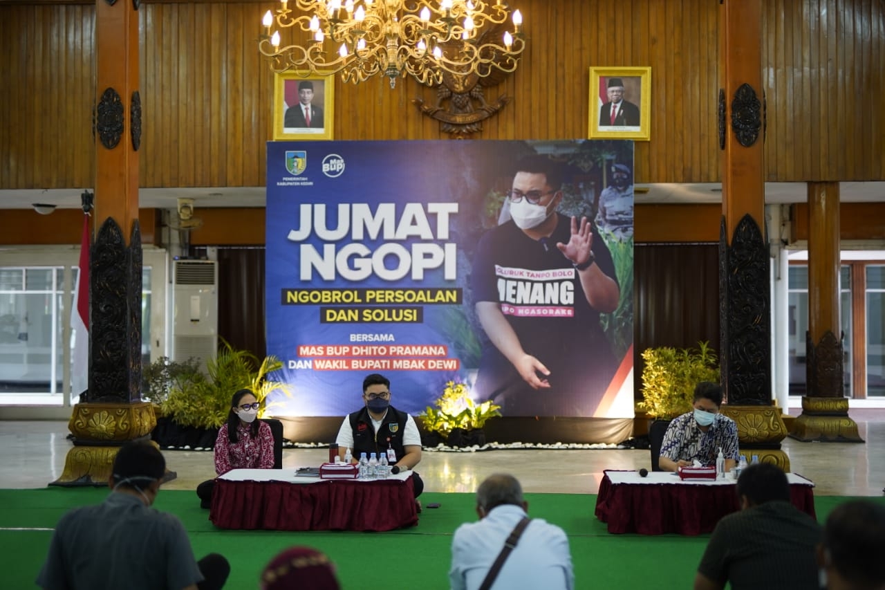 Kebersamaan sosok pemimpin daerah bersama istri untuk mendengar masalah dan mencarikan solusi bagi warganya