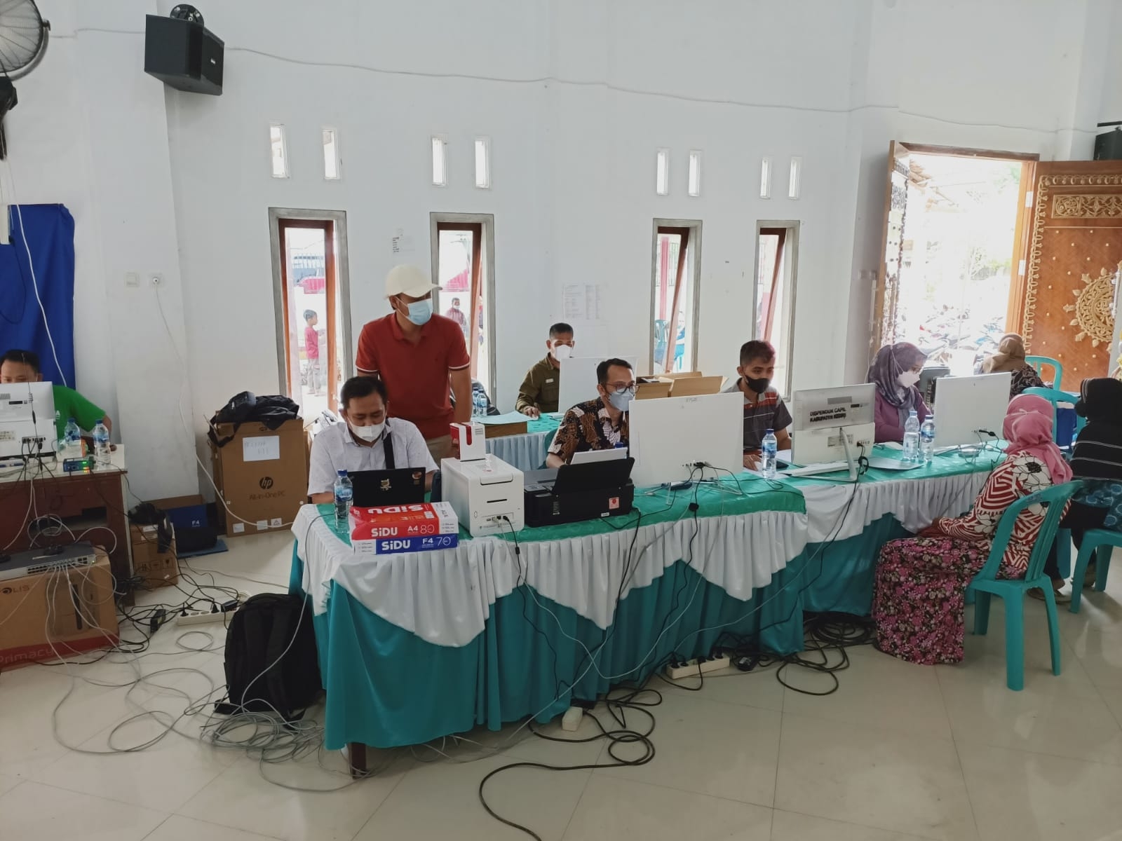 Salah satu contoh pelayanan adminduk di Kabupaten Kediri yang ada di Kantor Kecamatan