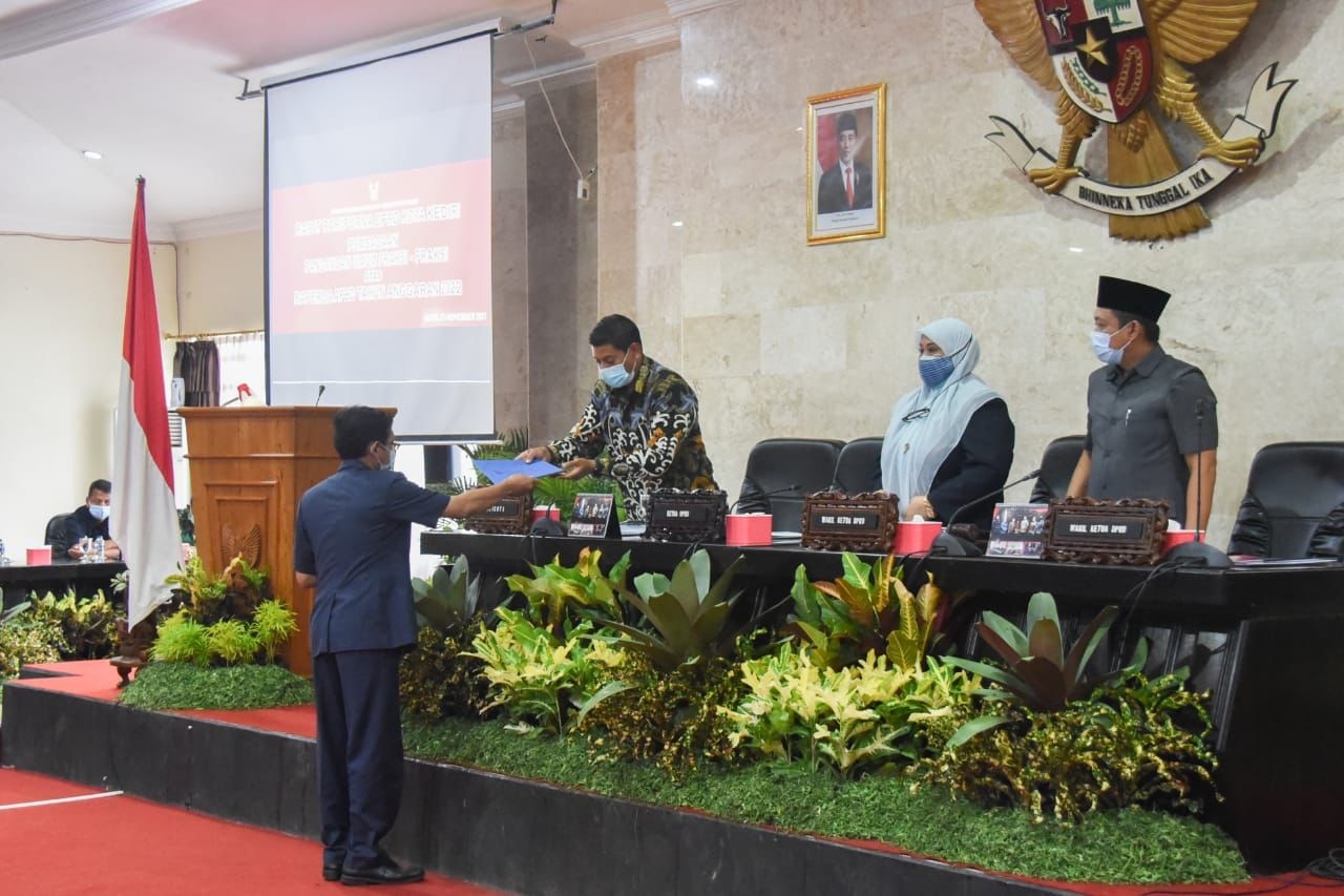 Walikota Kediri Abdullah Abu Bakar saat menerima jawaban Pandangan Umum Fraksi di DPRD Kota Kediri