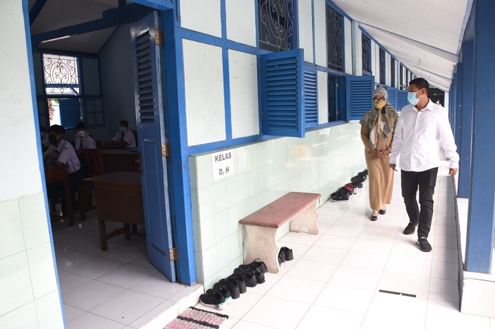 Wali Kota Kediri Abdullah Abu Bakar saat memantau para siswa di sekolah