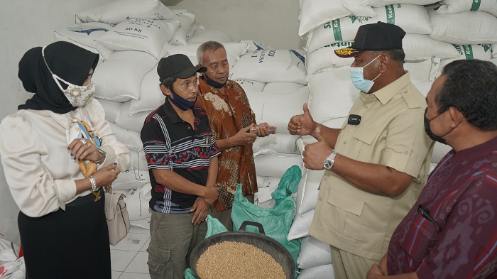  Peninjauan produsen tempe yang mogok produksi di Desa Sedenganmijen Kec Krian, Rabu (23/2/2022). SP/SUGENG