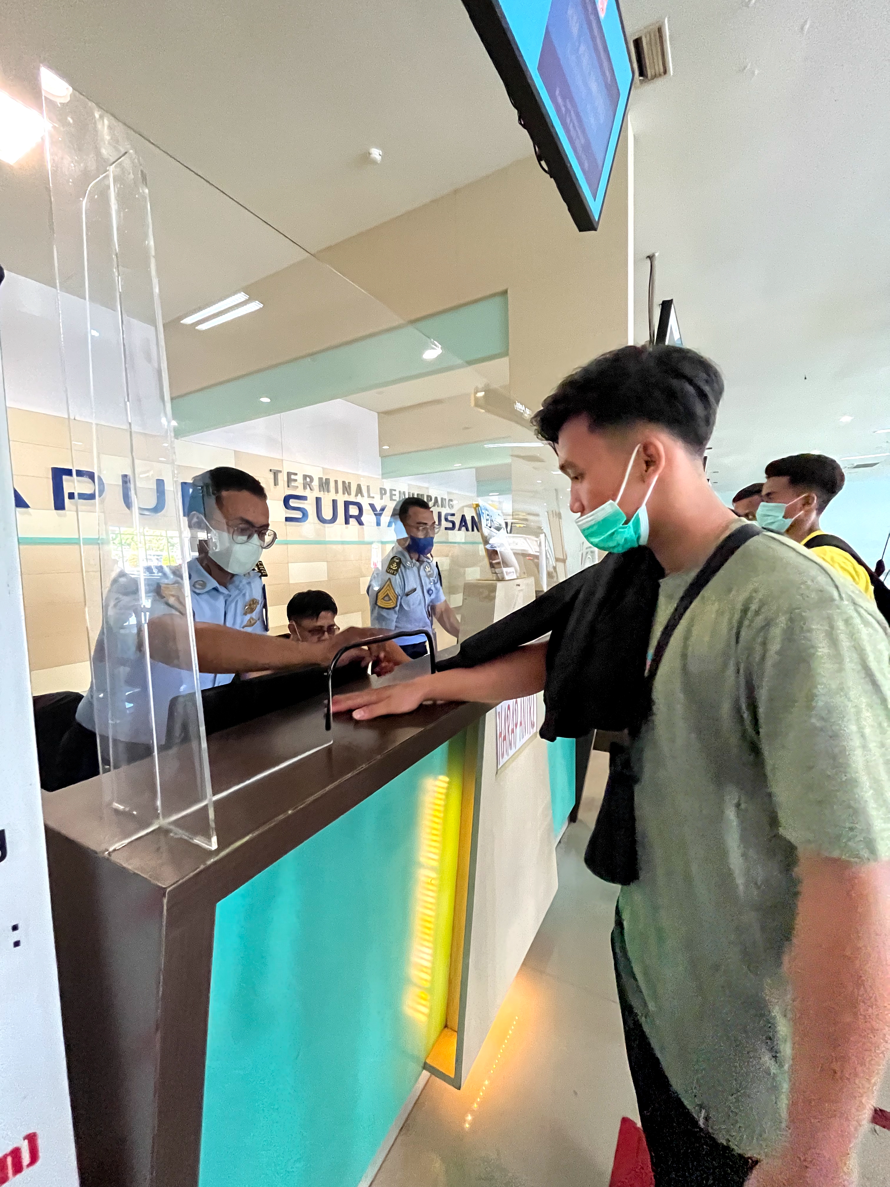 Penumpang kapal laut saat melakukan pemeriksaan dokumen di Terminal GSN Tanjung Perak Surabaya/ Foto: Sem