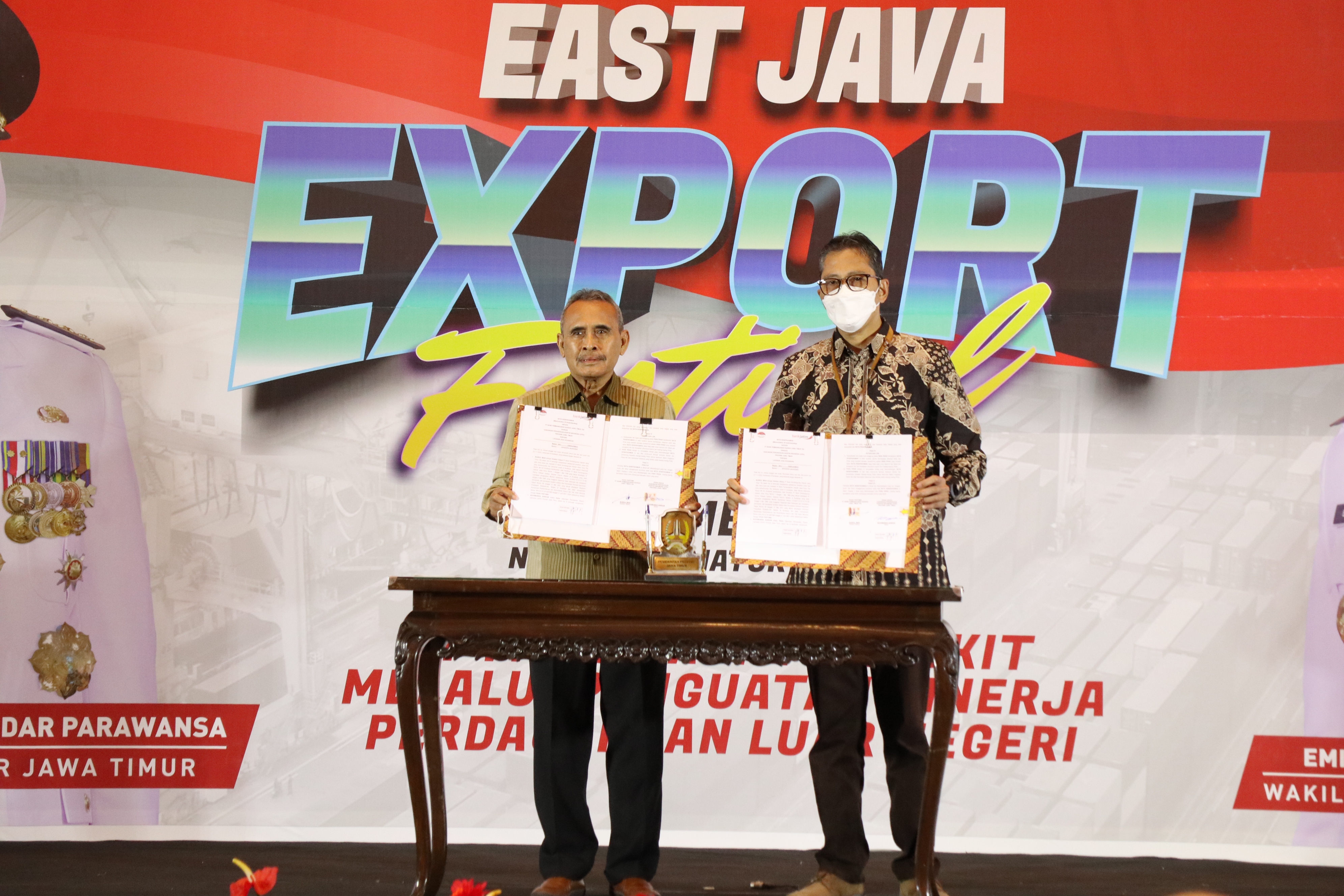 Dirut Bank Jatim Busrul Iman dan Ketua GPEI Jawa Timur Isdarmawan Asrikan teken MoU di Hotel Novotel Samator Surabaya, Selasa (1/11/2022).