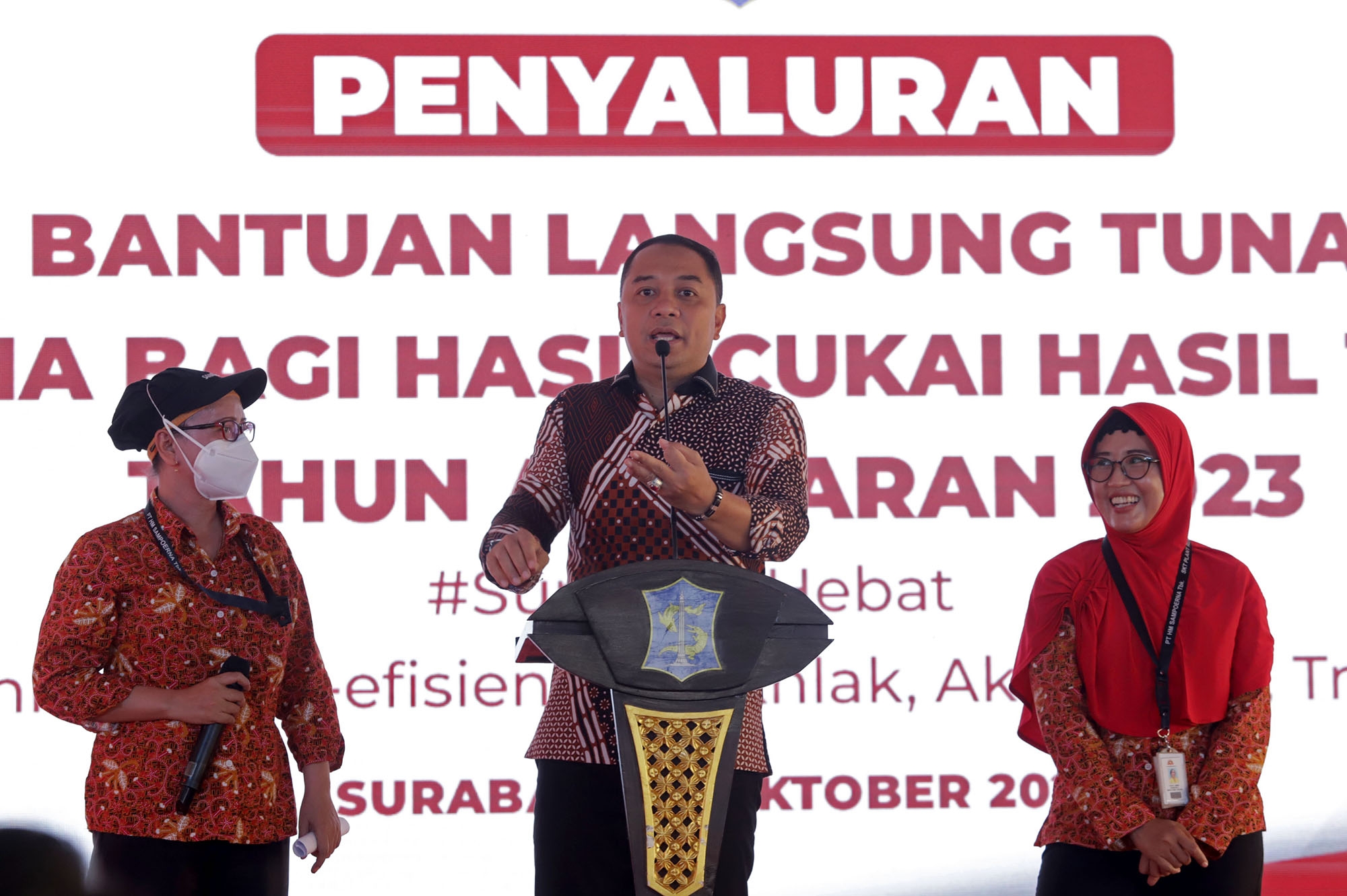 Wali Kota Surabaya Eri Cahyadi saat menyerahkan langsung Bantuan Langsung Tunai Dana Bagi Hasil Cukai Hasil Tembakau (BLT DBHCHT) kepada 3.044 orang pekerja Sigaret Kretek Tangan (SKT) Sampoerna yang berdomisili di kota Surabaya, Senin (2/10/2023). 