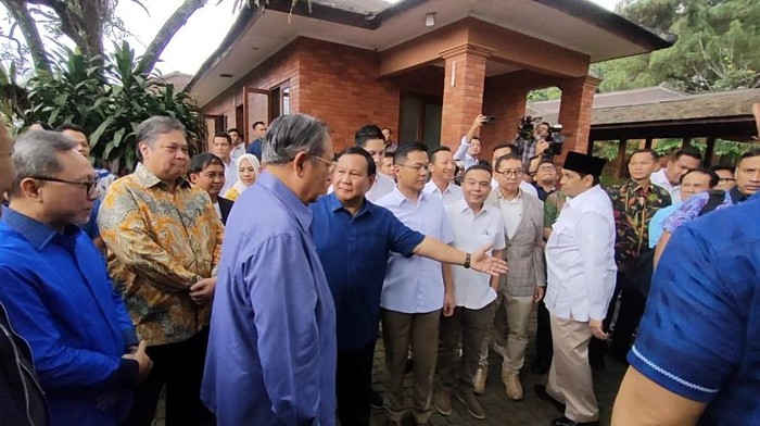 Potret Prabowo Subianto menyambut kedatangan Susilo Bambang Yudhoyono, sebagai Ketua Majelis Tinggi Partai Demokrat, di kediaman Prabowo di Hambalang, Minggu (17/9/2023).
