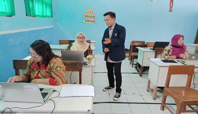 Pelatihan pengembangan website pembelajaran di SDN Setonopande 1 Kota Kediri, Sabtu (29/10/2022).