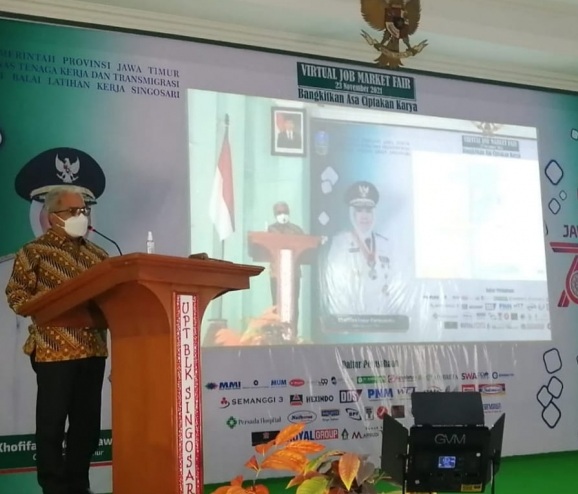 Kepala Disnakertrans Jatim, Himawan Estu Bagijo membuka Job Market Fair Virtual 2021 Di UPT Balai Latihan Kerja Singosari, Selasa (23/11/2021). SP/KOMINFO JATIM
