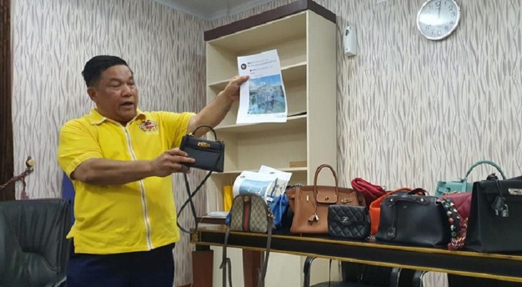 SF Hariyanto saat menunjukkan barang-barang mewah istrinya yang dibilang KW. SP/ Dsy