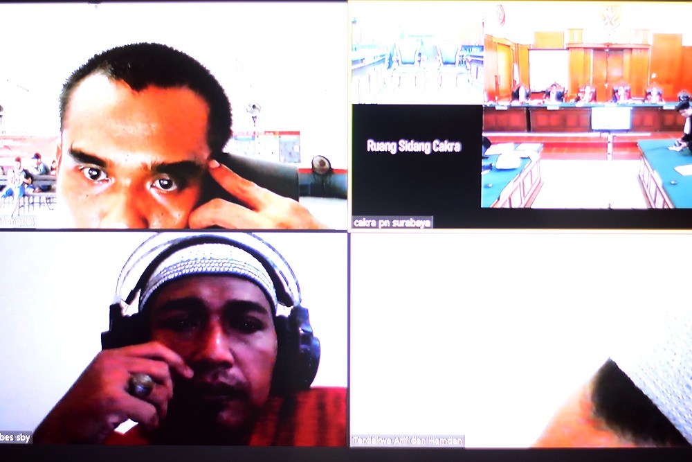 Dua terdakwa Arif Hidayat Bin Mudjianto, Hamdan Lutfi Choirudin Zakaria bin Suyono jalani sidang perkara pemakaian narkotika di Ruang Cakra di PNegeri Surabaya, Selasa (3/11).SP/Patrik Cahyo 