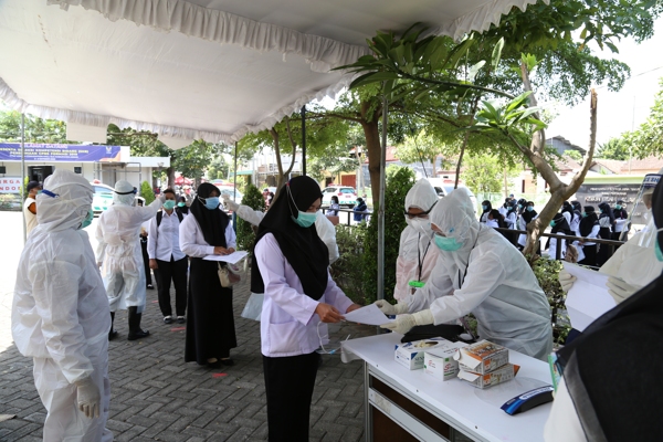 Peserta lolos SKB CPNS Pemkab Kediri melakukan tes prokes