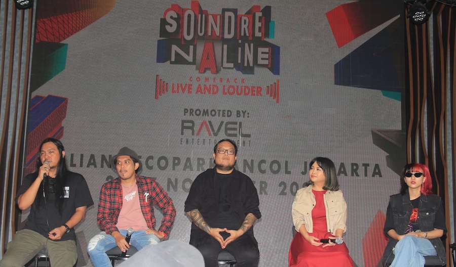 Isyana Sarasvati (paling kanan) bersama Promotor Soundrenaline 2022 saat Konferensi Pers di Hard Rock Cafe Jakarta, Rabu (28/9/2022). SP/Riko Abdiono.