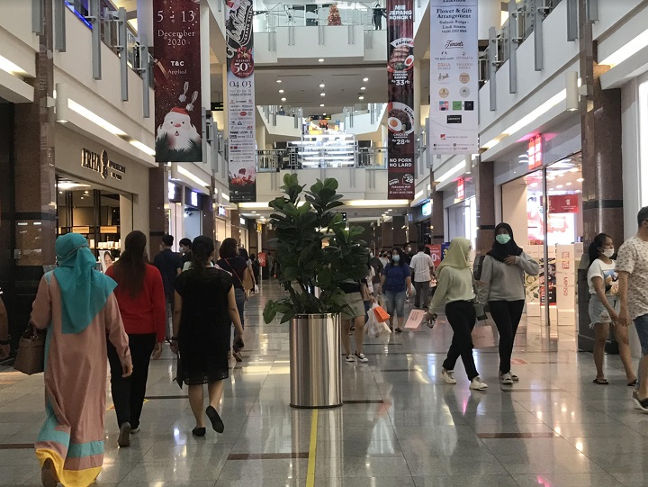 Aktivitas perbelsnjaan di salah satu mall di Surabaya