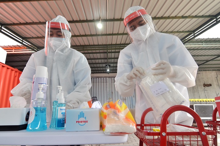 Petugas kesehatan usai mengambil sampel untuk dilakukan tes swab. SP/Arlana