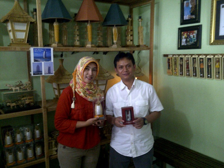 Mochamad Saefullah menunjukkan produk kerajinan bamboo milknya. SP/SBY