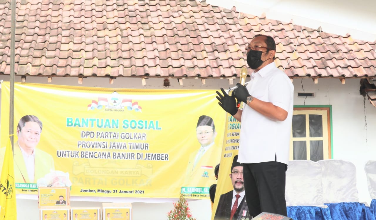 Sahat T Simanjuntak Sekretaris DPD Partai Golkar Jatim di lokasi Banjir Jember, Minggu (31/1/2021)