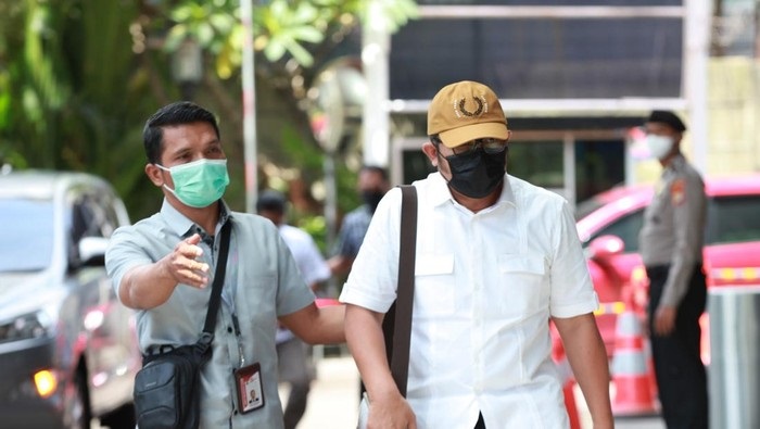 Ekspresi Sahat Tua Simanjuntak saat digiring tim penyidik KPK masuk menuju gedung KPK di Jakarta, Kamis (15/12/2022) siang.