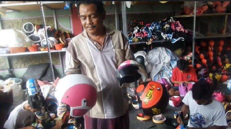 Samsul Hadi Susanto dengan yhelm retro atau klasik produksinya. SP/ LMG