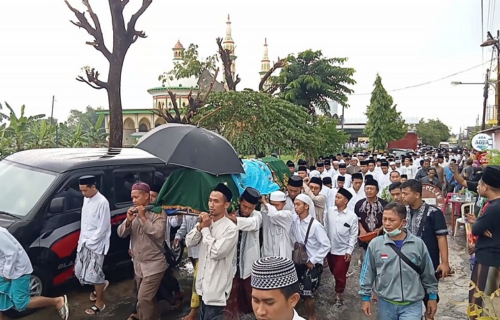 Sejumlah santri pondok pesantren Al Berr Pandaan saat membawa jenazah INF, yang meninggal dunia usai dibakar oleh seniornya.