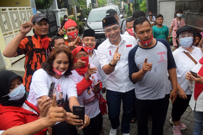 Eri Cahyadi Calon Walikota Surabaya menyapa warga serta mengunjungi Pondok Pesantren Nurul Karomah di Kendangsari Gang 3, Surabaya, Senin (30/11). SP/Patrik Cahyo