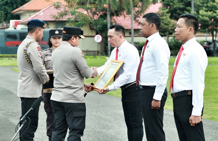 Kasat Reskrim Polrestabes Surabaya AKBP Mirzal Maulana saat menerima piagam penghargaan dari Kapolda Jatim, Senin (2/1/2023). SP/Ariandi