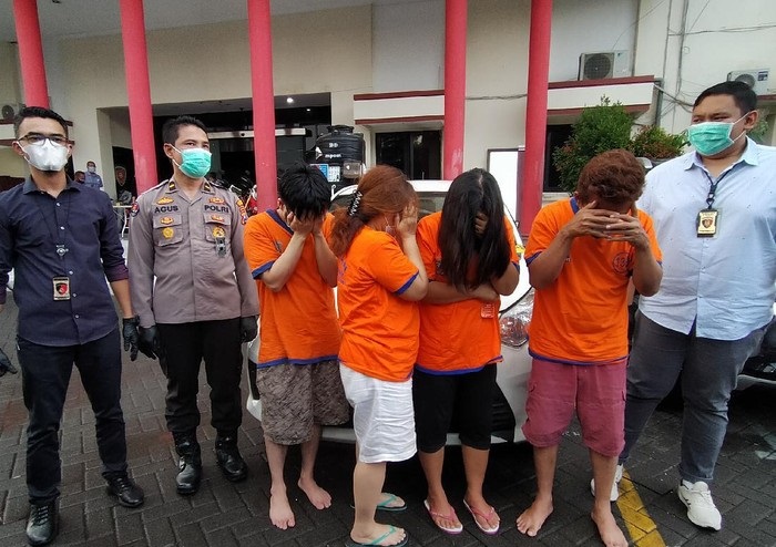 Para pelaku copet yang masih satu keluarga, malu saat difoto wartawan, usai ditangkap tim Resmob Polrestabes Surabaya. Sp/Mahbub Fikri
