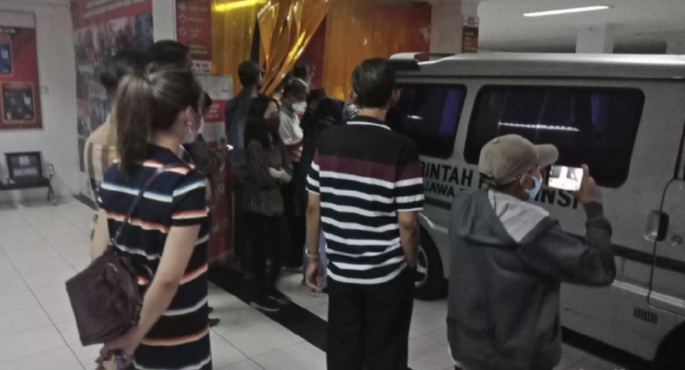 Jenazah Cen Liang saat dievakuasi  Ambulance dari Rutan Medaeng.