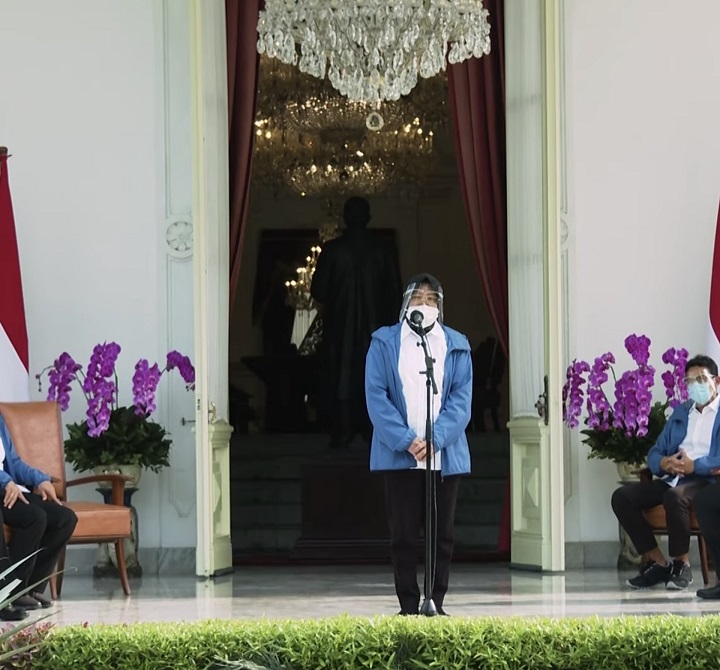 Tri Rismaharini saat memberikan pidatonya usai ditunjuk Presiden Jokowi sebagai Mensos yang baru menggantikan Juliari P Batubara, Selasa (22/12).