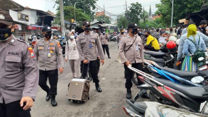  Polrestabes Surabaya melalui Satbinmas terjun melakukan sosialisasi himbauan protokol kesehatan di kawasan padat penduduk, Senin (04/01/2021).SP/ MAHBUB FIKRI 