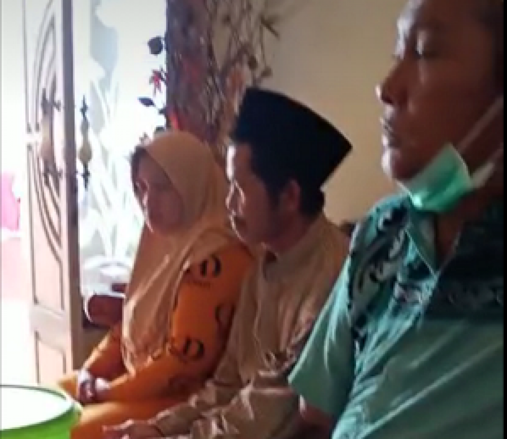 Orang tua korban bersama istrinya, saat hendak melaporkan ke Polres Sumenep. SP/Ainur Rahman