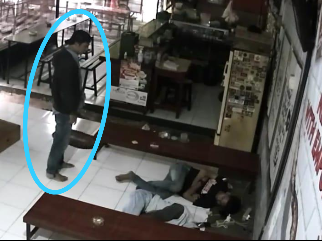  Aksi pencurian di warkop terekam dalam kamera pengintai CCTV, kejadian pada Senin (22/11/2020) sekitar pukul 05.02 WIB.SP/TYAN