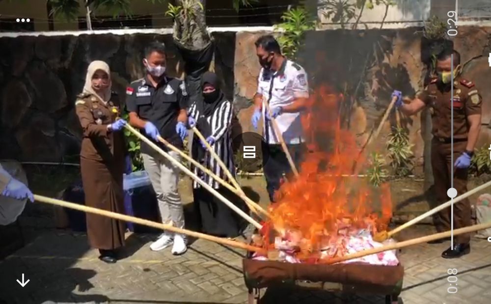 Uang palsu senilai Rp 304 juta dimusnahkan oleh Kejaksaan Negeri Lamongan.

FOTO:SP/MUHAJIRIN KASRUN
