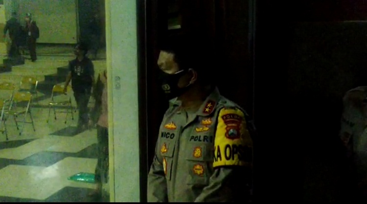 Kapolda Jatim Irjen Pol Nico Afinta ngintip kegiatan kongres dari jendela Rabu (24/3/2021)