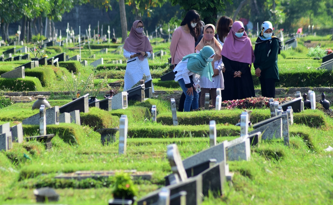 Satu keluarga tampak berziarah di Makam Keputih.