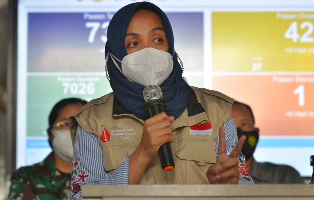 Penanggung jawab RSLI Laksma dr IDG Nalendra DI bersama dr Fauqa Arinil Aulia SpPK saat press conference, di Rumah Sakit Lapangan Indrapura, Surabaya, Selasa (18/5/2021). Sp/Arlana
