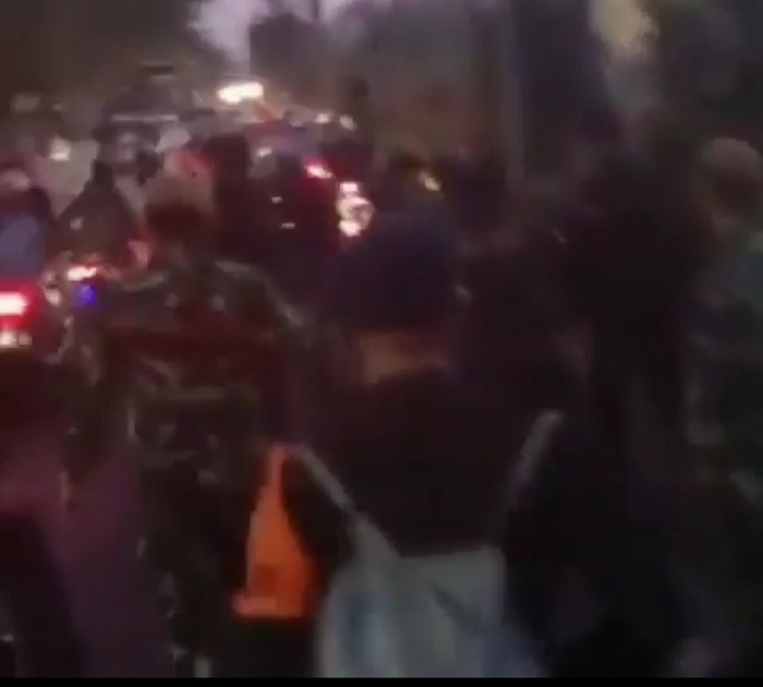Aksi warga Madura yang akan memasuki Surabaya dhadang aparat TNI-Polri di Suramadu Selasa (22/6/2021)