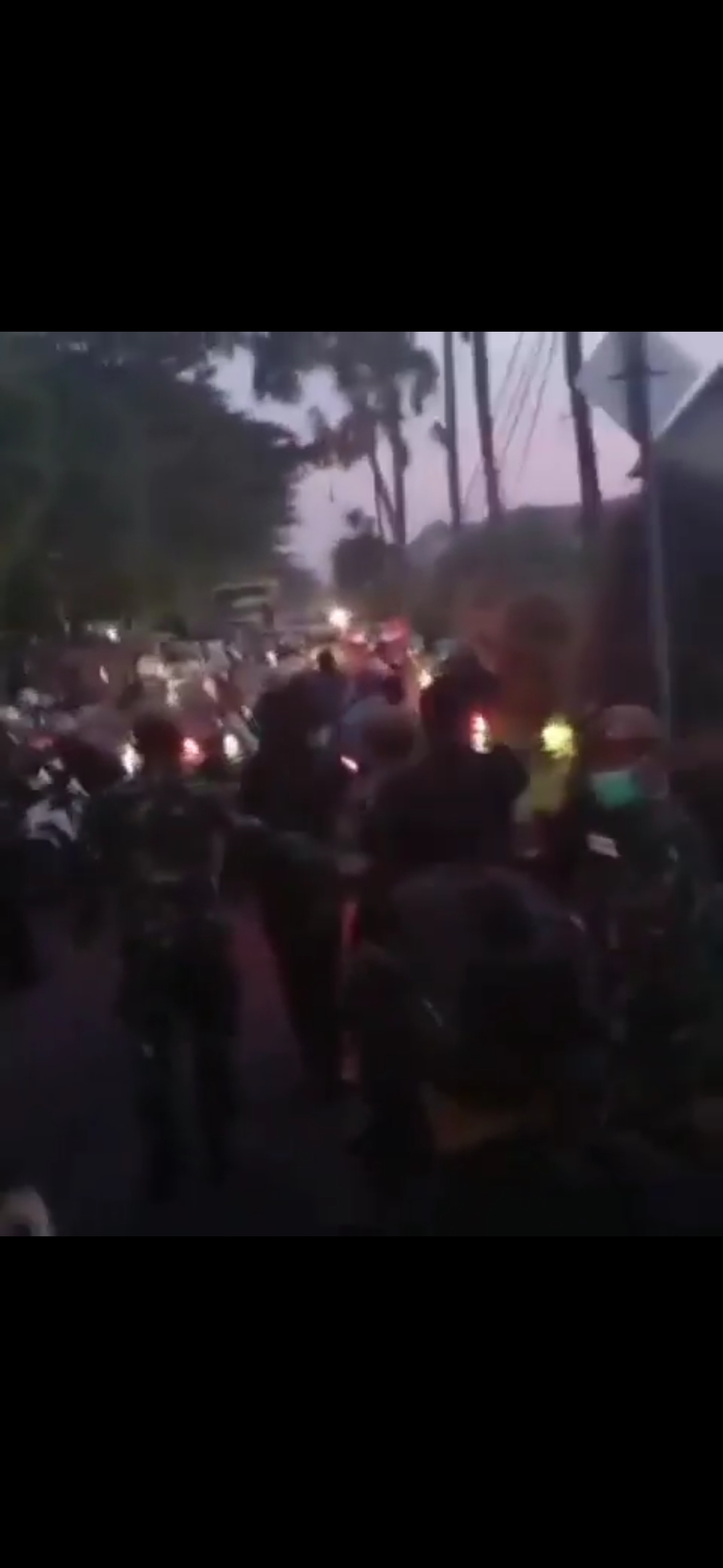 Saat pos penyekatan di jembatan Suramadu diserang warga dan di halau petugas Rabu (23/6/2021)