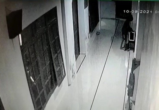 Tangkapan layar rekaman CCTV saat pelaku tengah beraksi.