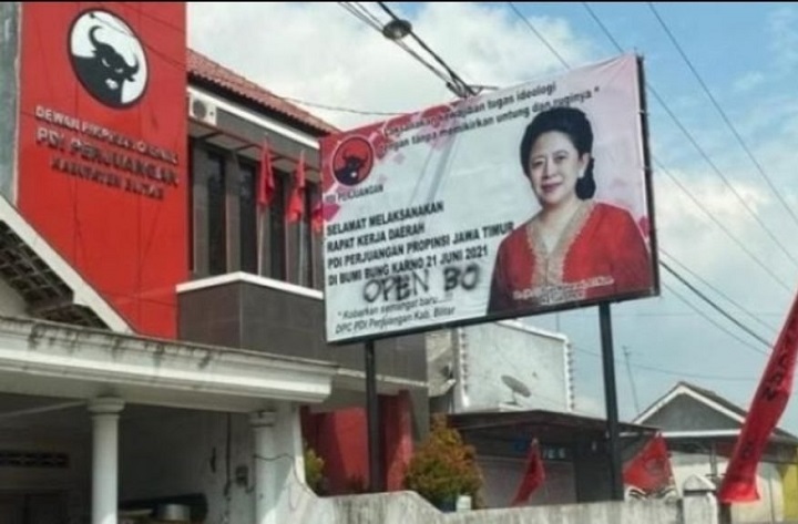 Baliho Ketua DPR RI yang juga petinggi PDI Perjuangan Puan Maharani yang dicoret-coret orang tak bertanggungjawab.