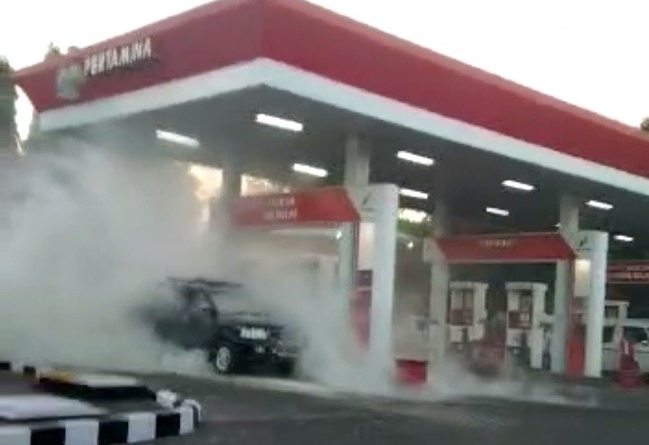 Tampak asap mengepul dari mobil yang diduga akibat ledakan HP di dalam mobil.