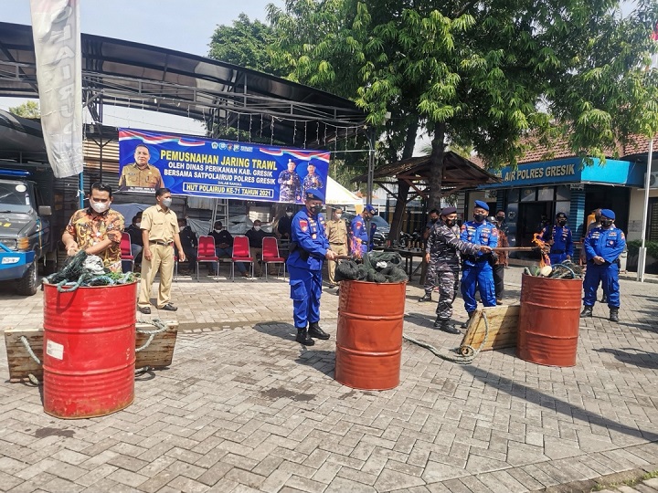 Pemusnahan 9 jaring trawl hasil sitaan di halaman kantor Satpolairud Polres Gresik. 