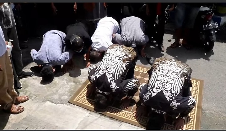 Bupati dan wakil terpilih Yes Bro melakukan aksi sujud syukur di kediamannya. SP/MUHAJIRIN KASRUN