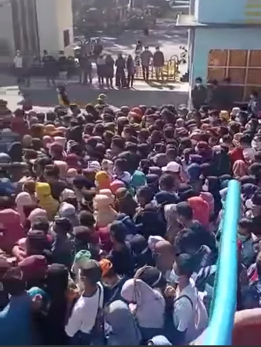 Ribuan warga rela mengantri divaksin, meski harus berdesakan dan abaikan prokes.

FOTO:SP/IST