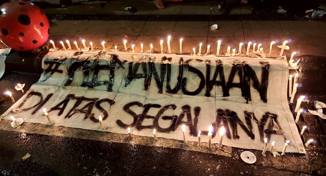 Aksi bonek nyalakan lilin untuk  mengenang para korban kerusuhan Kanjuruhan di Jalan Pahlawan, Senin (3/10/2022). SP/Aksaradia.