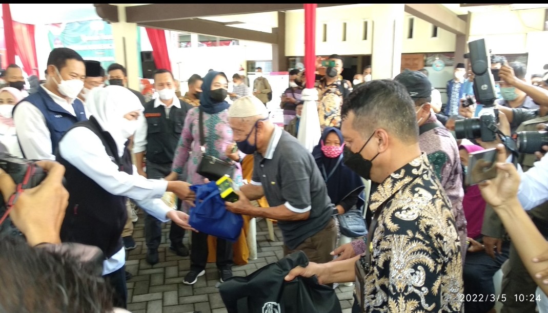 Gubernur Jawa Timur, Khofifah Indar Parawansa saat ikut melayani operasi pasar minyak goreng di Lamongan. FOTO:SP/MUHAJIRIN KASRUN