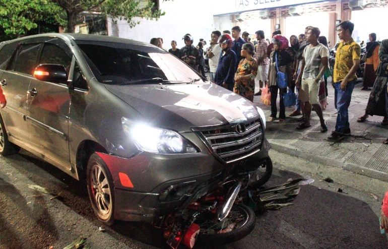 Kondisi mobil dan motor usai tabrakan. Fotosp/ariandi