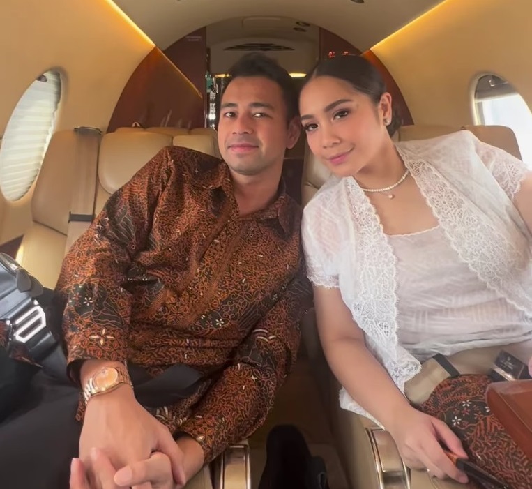 Raffi Ahmad dan Nagita Slavina berpose dalam pesawat jet  pribadi. Foto: Instagram @raffinagita1717.