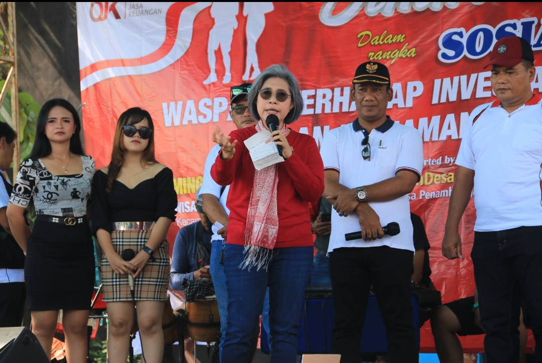 Anggota Komisi XI DPR RI Indah Kurnia saat penyuluhan Waspada Investasi Bodong dan Pinjaman Online (Pinjol) Ilegal kepada warga Desa Penambangan Kecamatan Balongbendo, Sidoarjo, Minggu (19/2/2023). 