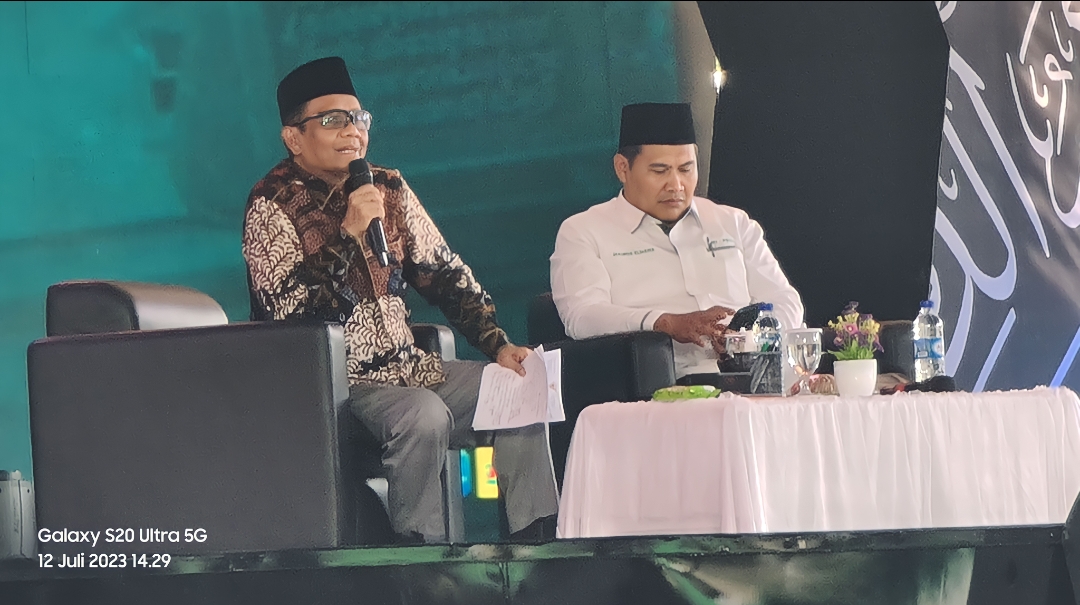 Menko Polhukam Prof. Dr. Mahfud MD saat mengisi Keynote Speech dalam Halaqah Ulama Nasional, di Pesantren Sunan Drajat Lamongan.

FOTO:SP/MUHAJIRIN KASRUN