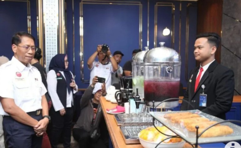 Dirut KAI meresmikan Luxury Lounge  di Stasiun Gubeng Surabaya.